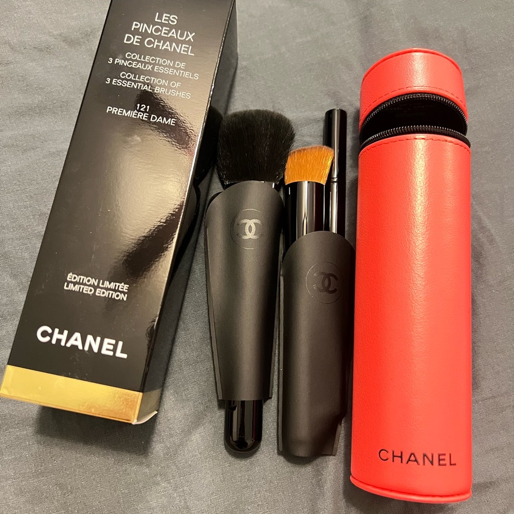 CHANEL Collection of 3 Essential Brushes 121 Premiere Dame